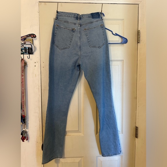 NWT A&F Ultra High Rise The 90’s Slim Straight Jeans - Picture 3 of 4